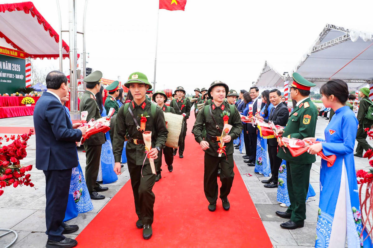 Các tân binh tại phường Hoa Lư lên đường nhập ngũ. Ảnh: CANB