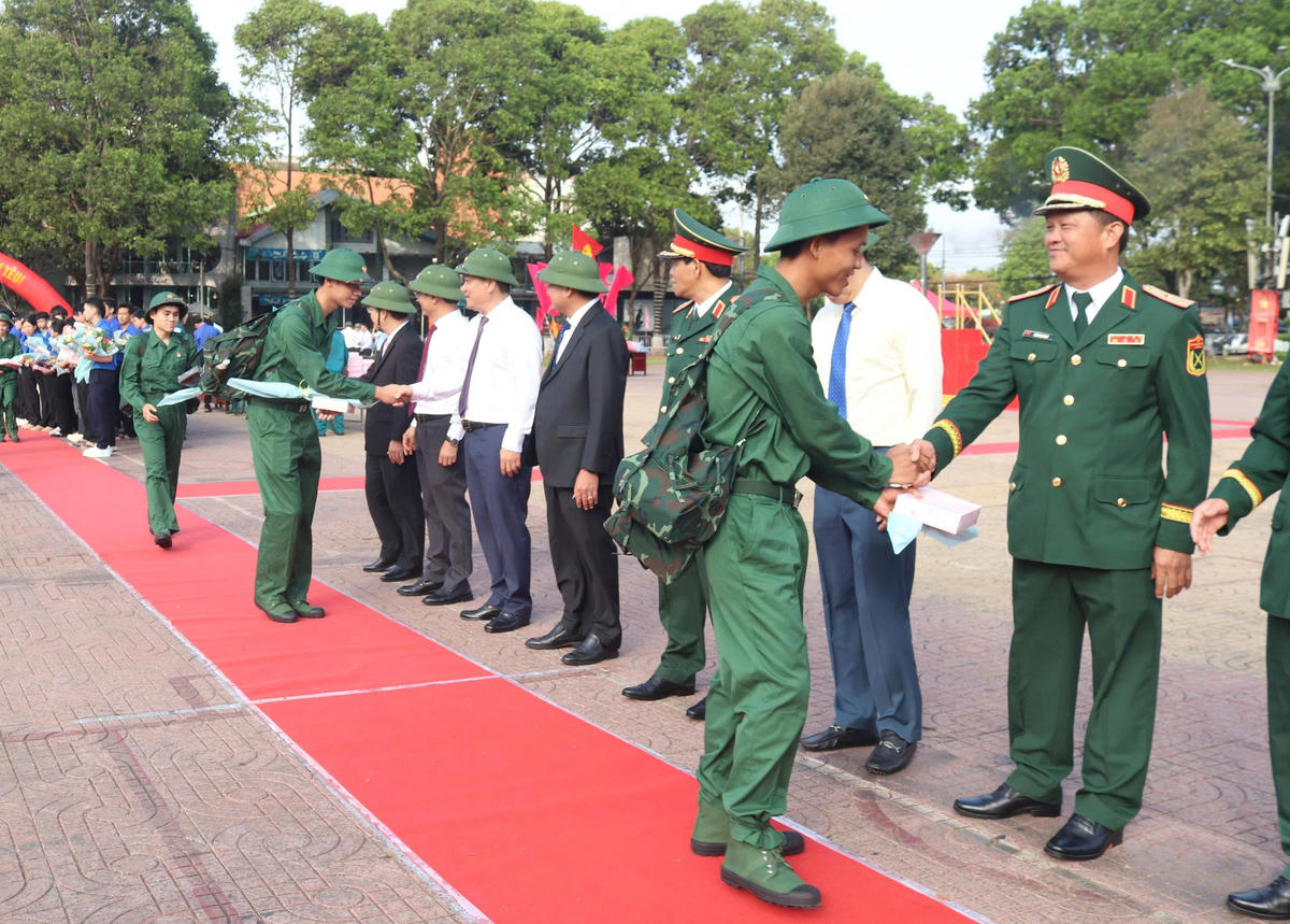 Thiếu tướng Trần Thanh Hải, Ủy viên Ban Thường vụ Đảng ủy, Phó Tư lệnh Quân khu 5 động viên thanh niên lên đường nhập ngũ. Ảnh:PD.