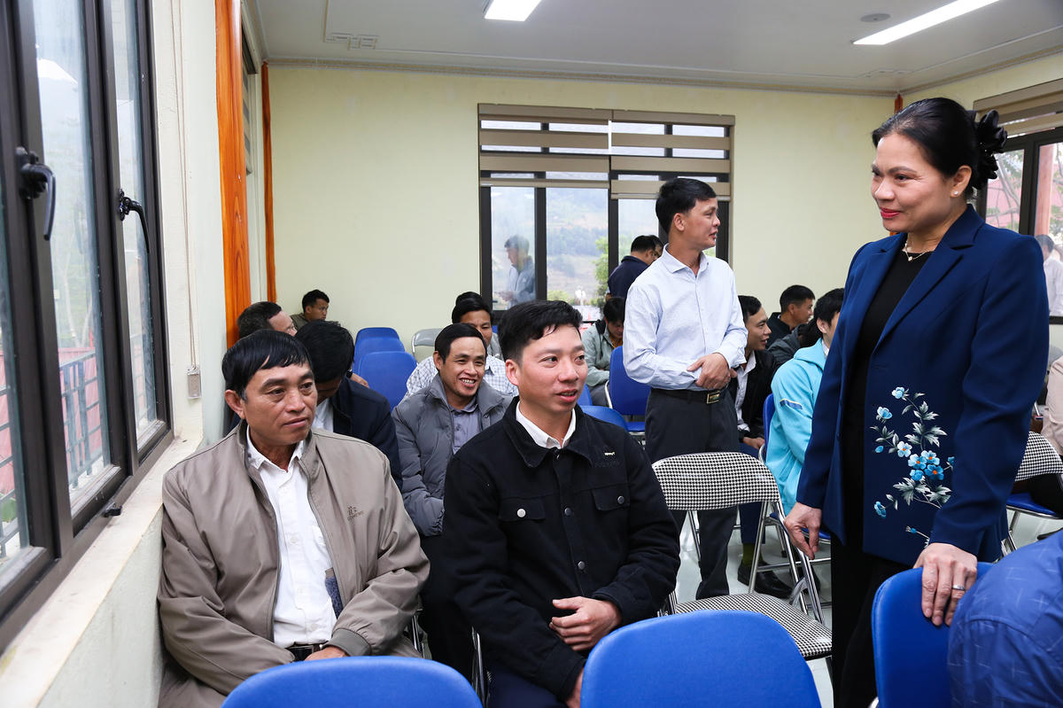 Bà Hà Thị Nga trò chuyện, lắng nghe tâm tư, nguyện vọng của cử tri.