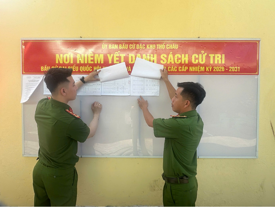 Công an đặc khu Thổ Châu kiểm tra danh sách cử trị tại điểm bầu cử. (ảnh: Văn Vũ)