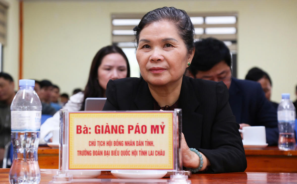 Bà Giàng Páo Mỷ - Chủ tịch HĐND tỉnh, Trưởng Đoàn đại biểu Quốc hội tỉnh Lai Châu dự hội nghị.