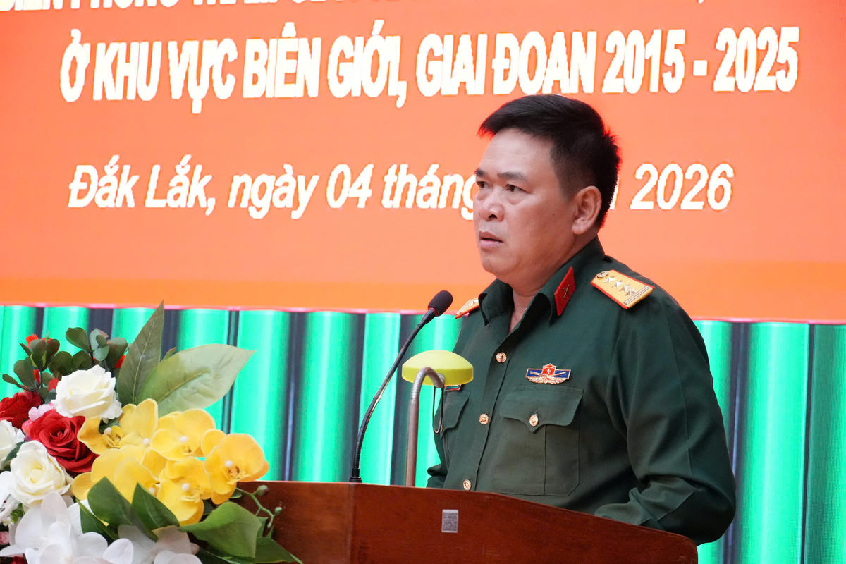 Đại tá Đinh Văn Hưng, Phó Bí thư Thường trực Đảng ủy, Chính ủy Bộ Chỉ huy Quân sự tỉnh phát biểu đánh giá cao kết quả các phong trào, mô hình tham gia phát triển kinh tế, văn hóa, xã hội khu vực biên giới giai đoạn 2015–2025.