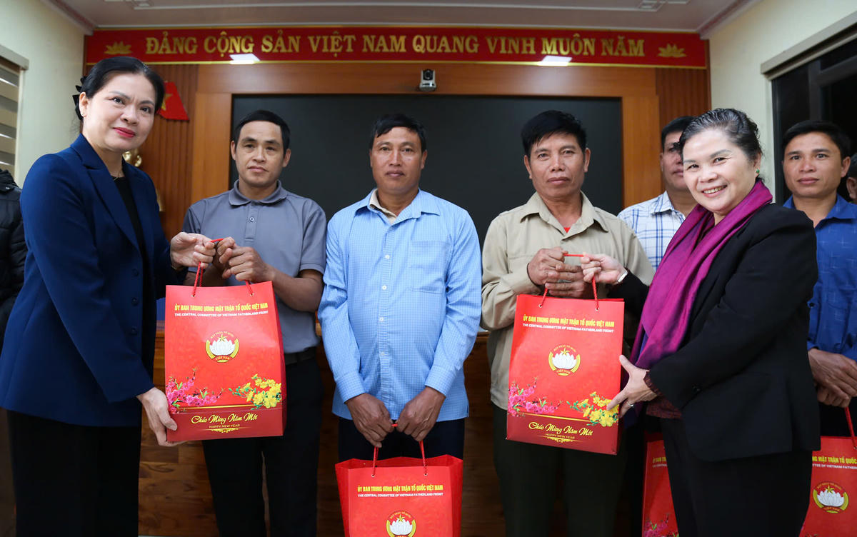 Phó Chủ tịch - Tổng Thư ký Ủy ban Trung ương MTTQ Việt Nam Hà Thị Nga cùng Chủ tịch HĐND tỉnh, Trưởng đoàn Đại biểu Quốc hội tỉnh Lai Châu Giàng Páo Mỷ trao quà cho nhân dân xã Nậm Sỏ.