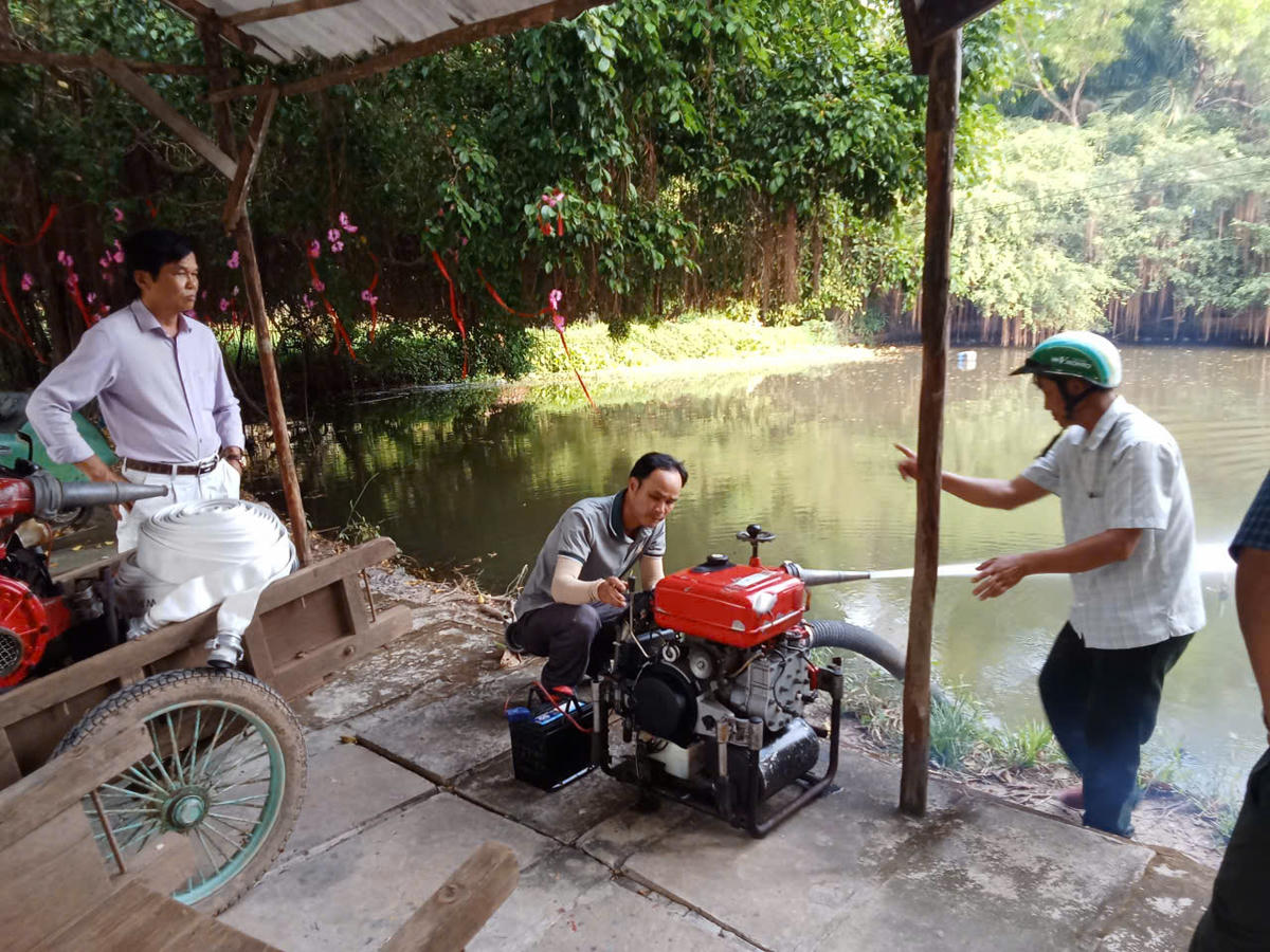 Lực lượng chức năng kiểm tra, thao tác máy chữa cháy chuyên dụng trong tình trạng sẵn sàng khi có cháy xảy ra. Ảnh: Nguyên Du