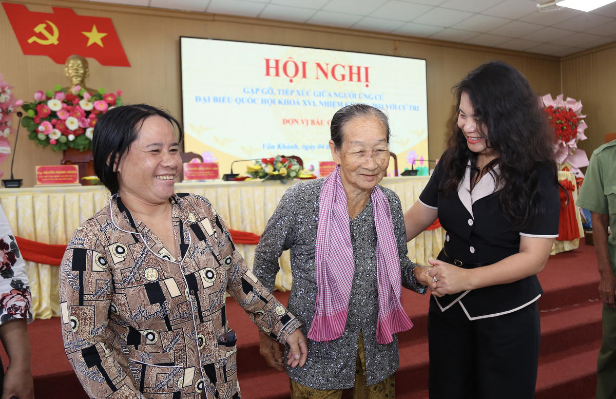 Bà Nguyễn Quỳnh Liên gặp gỡ, thăm hỏi cử tri xã Vân Khánh. (ảnh: Thanh Tiến)