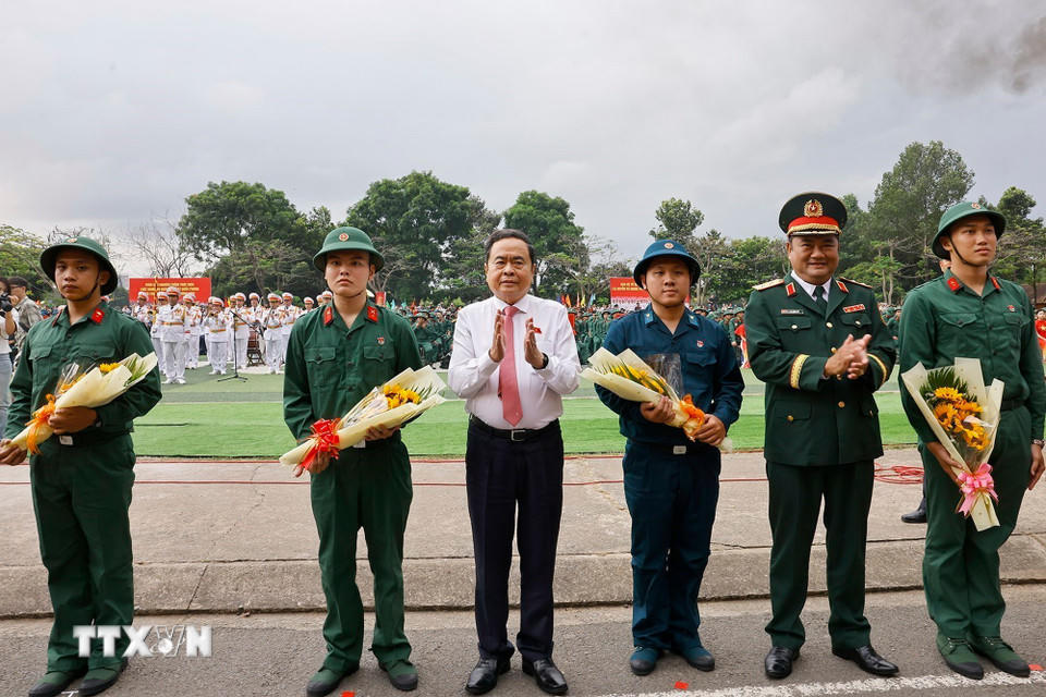 Chủ tịch Quốc hội Trần Thanh Mẫn động viên các tân binh. (Ảnh: Doãn Tấn/TTXVN)