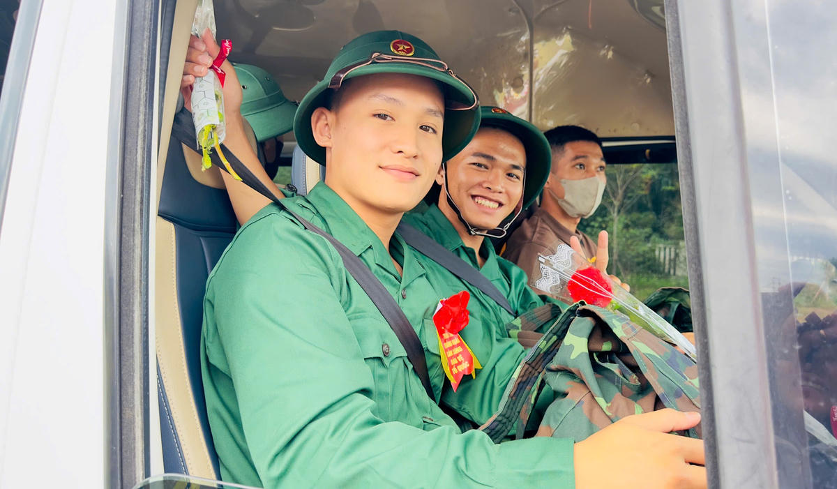 Nụ cười vui vẻ của các tân binh lên đường nhập ngũ. Ảnh: CV.