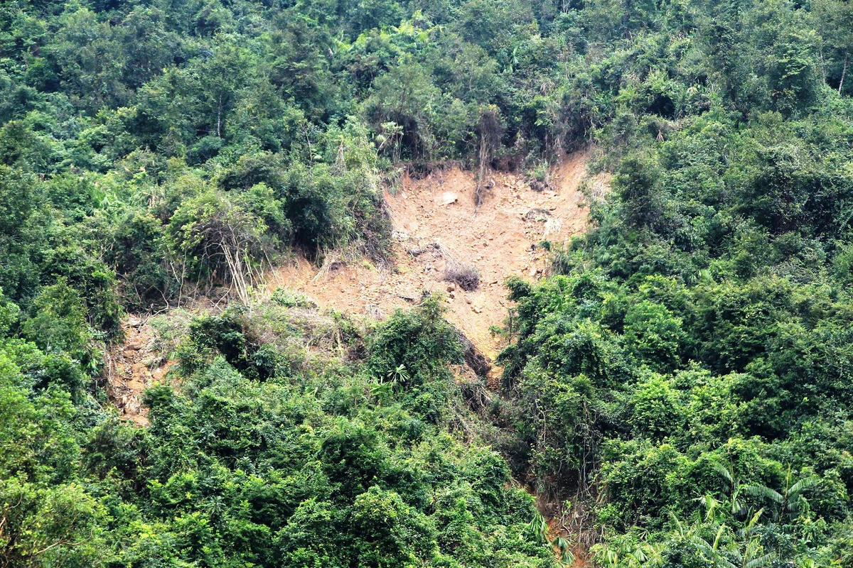 Khu vực sạt lở núi ở thôn Xuân Hòa, xã Quế Phước (TP Đà Nẵng). Ảnh: Trường Thành.