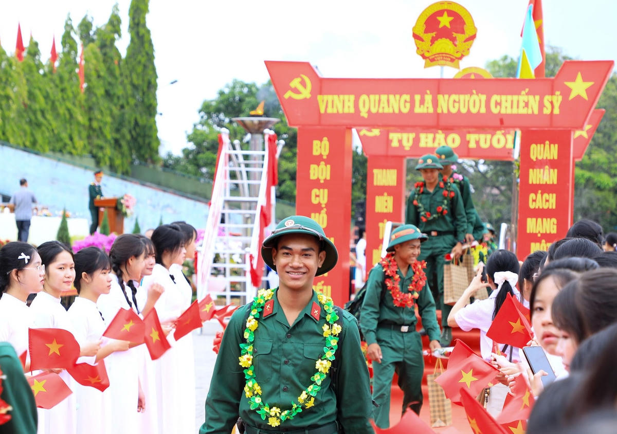 Tiễn các tân binh tỉnh Lâm Đồng lên đường nhập ngũ. Ảnh X.H