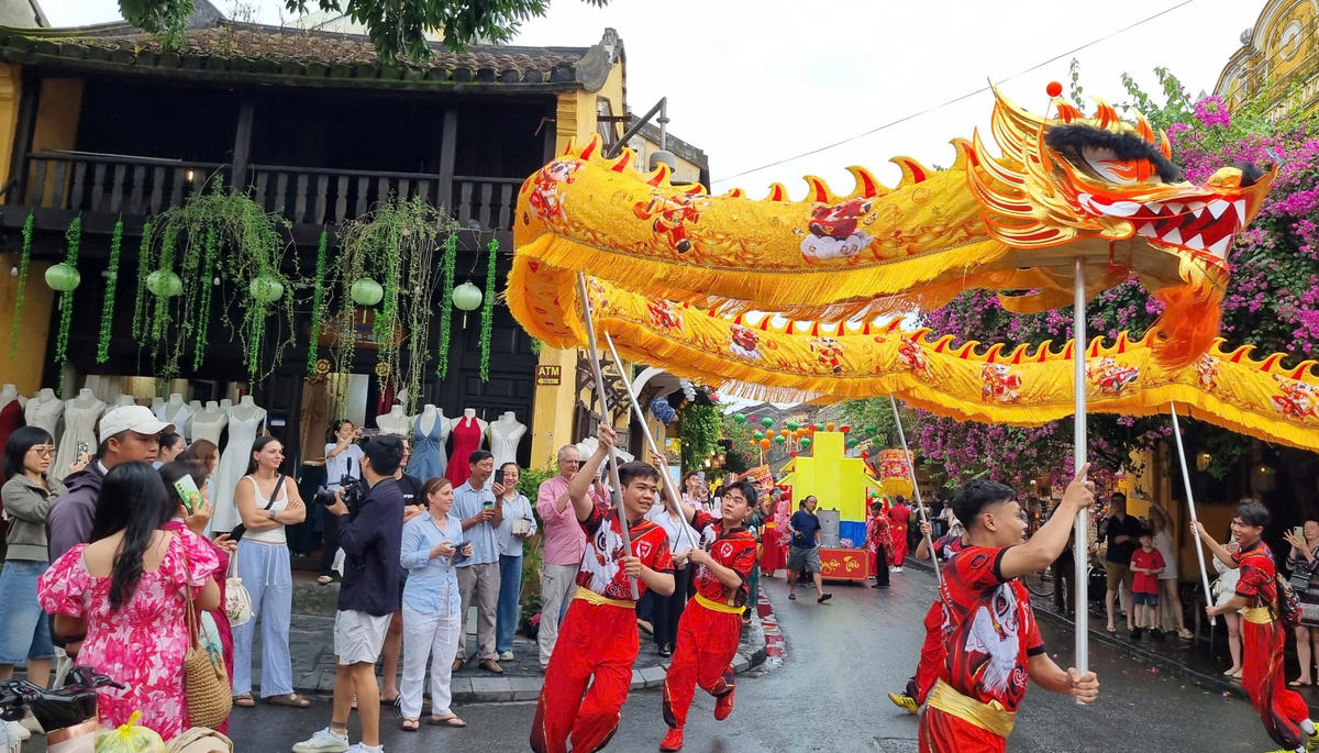 Những tiết mục múa rồng trong lễ diễu hành. Ảnh: CV.