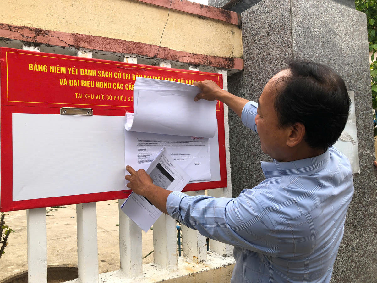 Khu vực bỏ phiếu được lãnh đạo Đặc khu Lý Sơn kiểm tra đảm bảo cho ngày hội bầu cử sắp tới. Ảnh: CV.