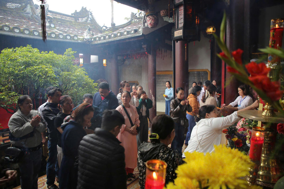 Nhiều người dân dâng hương tại Lễ hội Tết Nguyên Tiêu. Ảnh: CV.