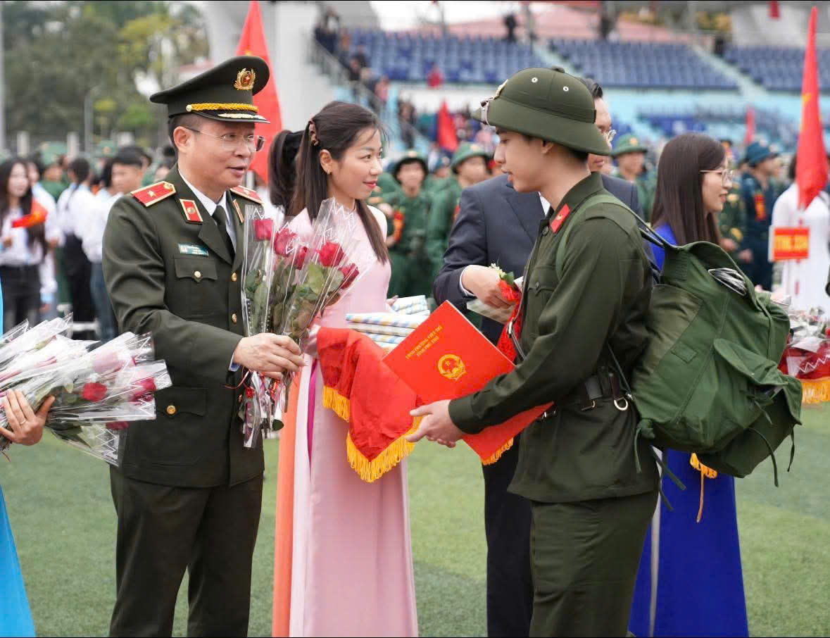 Thiếu tướng Nguyễn Minh Tuấn, Giám đốc Công an tỉnh Phú Thọ tặng hoa cho tân binh. Ảnh: Mạnh Việt.
