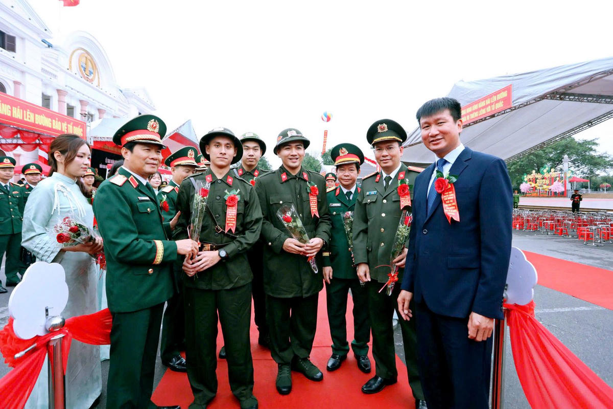 Đại tướng Nguyễn Tân Cương và Bí thư Tỉnh ủy Trần Huy Tuấn tặng hoa, động viên các tân binh tại điểm giao, nhận quân số 7. Ảnh: CANB