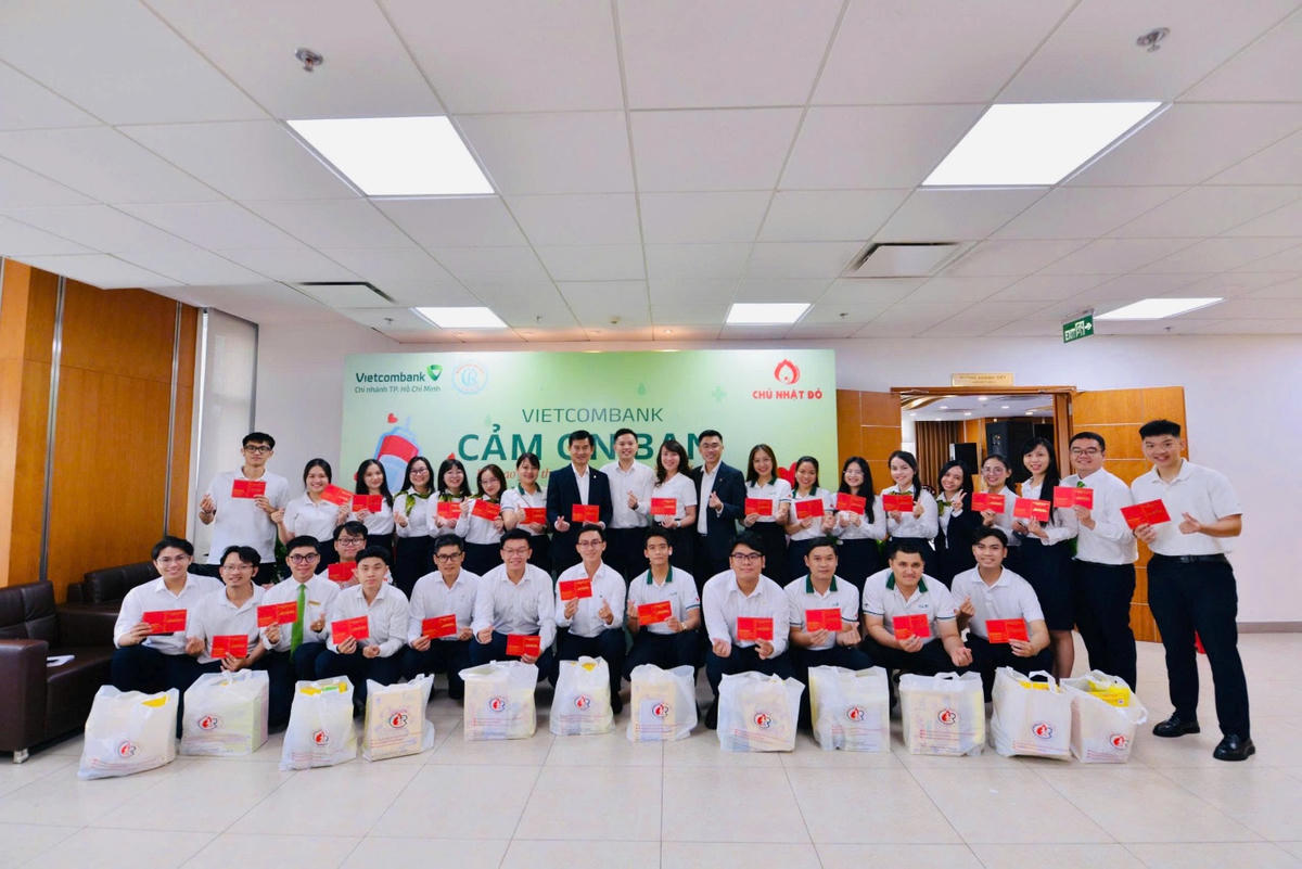 Tập thể cán bộ, người lao động Vietcombank TP. Hồ Chí Minh hưởng ứng chương trình hiến máu tình nguyện Chủ Nhật Đỏ năm 2026, đóng góp 222 đơn vị máu cho ngân hàng máu thành phố.