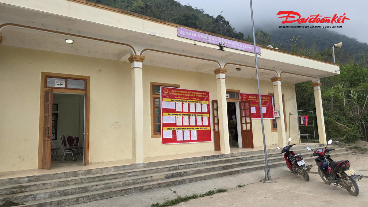 Tại xã Mường Lống, tính đến sáng ngày 4/3, mọi công tác chuẩn bị cho Ngày bầu cử cơ bản đã hoàn tất, bảo đảm đúng tiến độ và quy định. Danh sách cử tri được rà soát, niêm yết công khai tại các khu vực bỏ phiếu; cơ sở vật chất như hòm phiếu, con dấu, tài liệu phục vụ bầu cử được chuẩn bị đầy đủ. Ảnh: ĐB