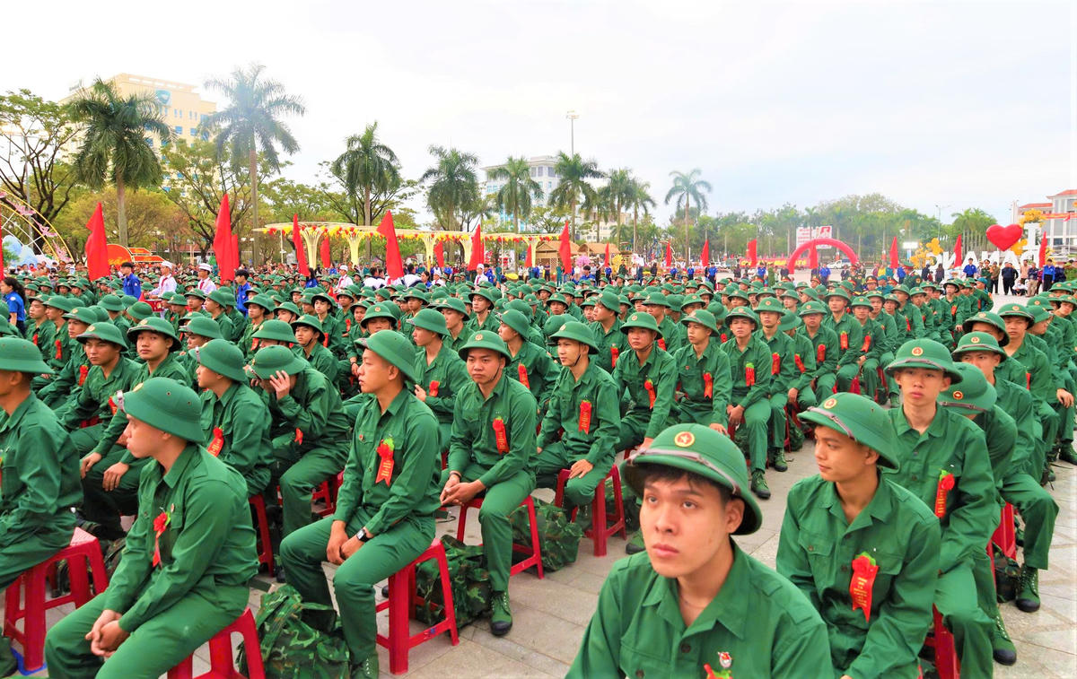Các thanh niên của TP Đà Nẵng chuẩn bị lên đường nhập ngũ. Ảnh: Tấn Thành.