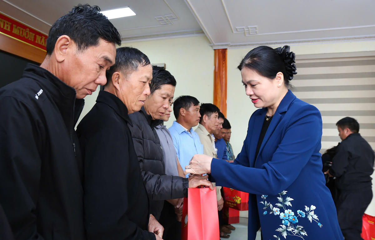 Phó Chủ tịch - Tổng Thư ký Ủy ban Trung ương MTTQ Việt Nam Hà Thị Nga trao tặng quà cho nhân dân xã Nậm Sỏ.