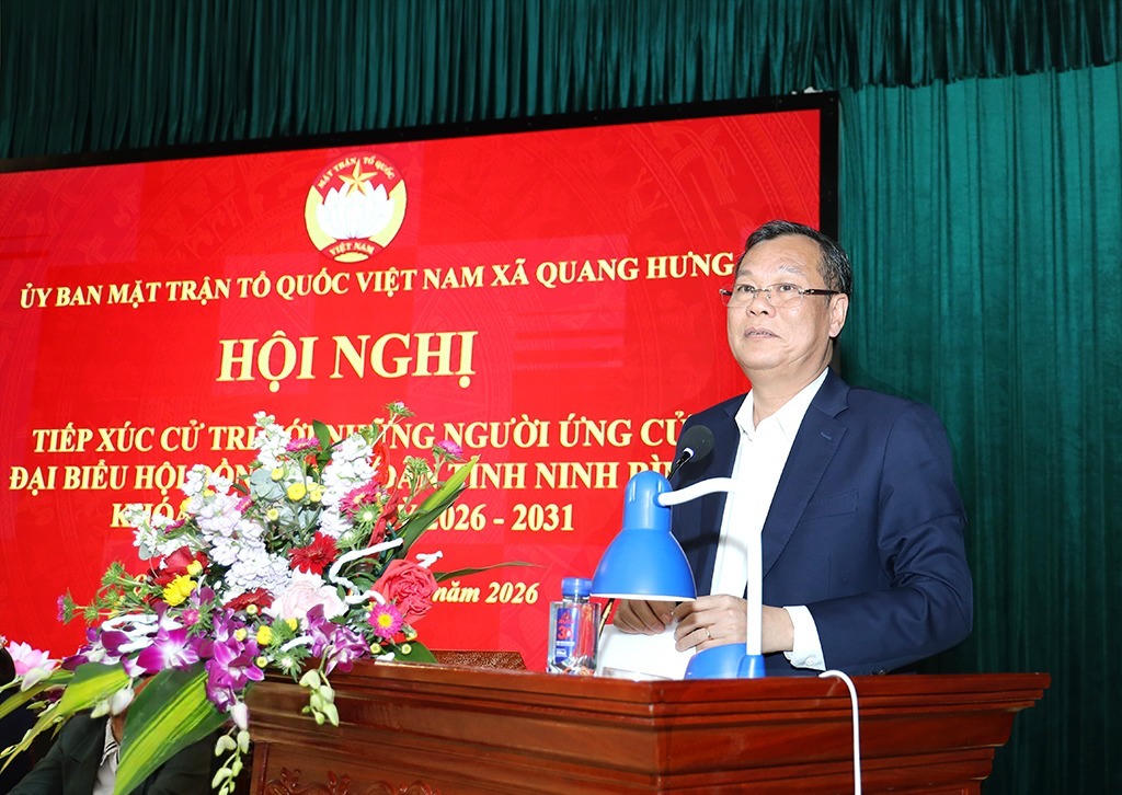 Chủ tịch HĐND tỉnh Lê Quốc Chỉnh trình bày chương trình hành động trước cử tri. Ảnh: Văn Huỳnh