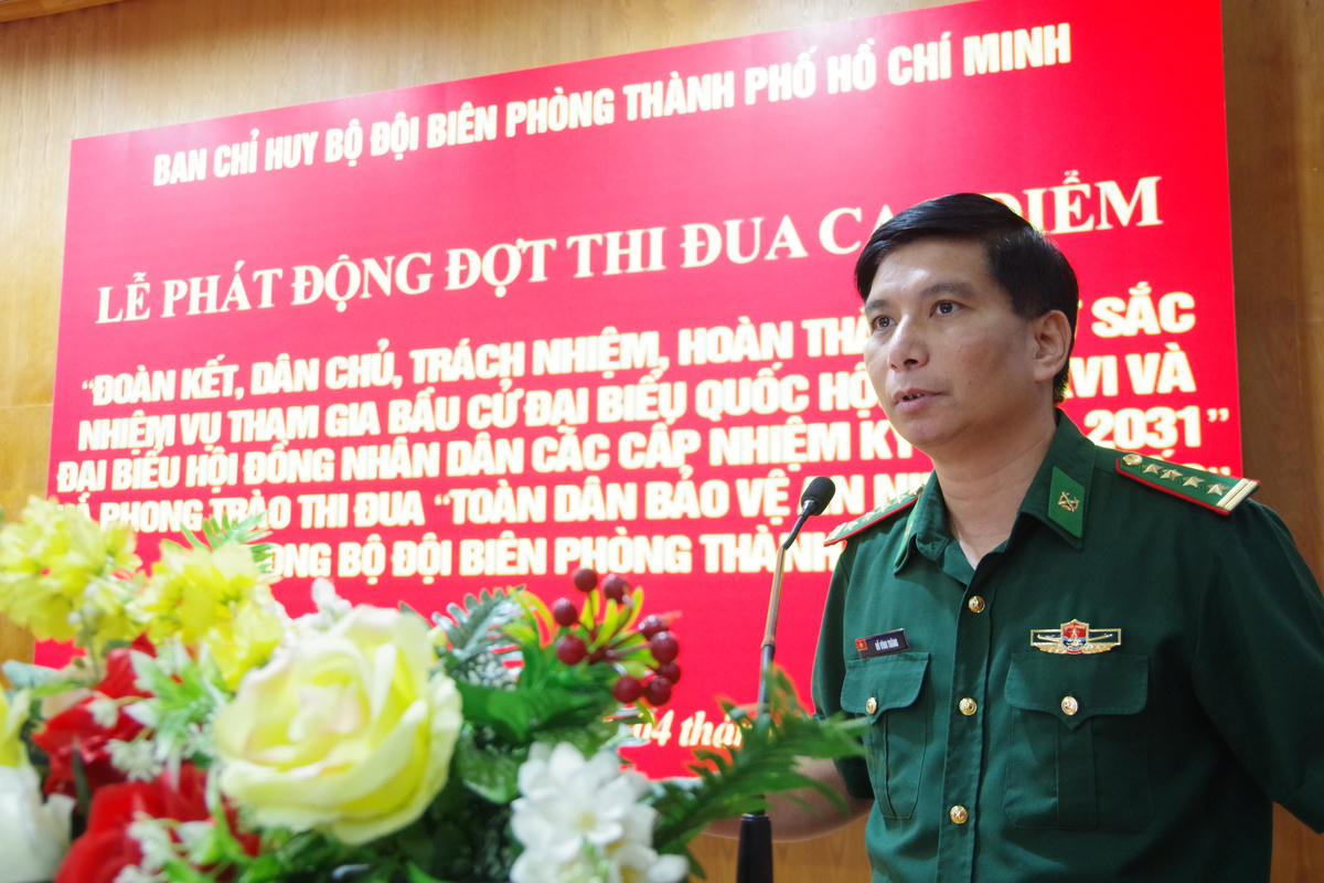 Đại tá Đỗ Vĩnh Thăng, Phó Chính ủy Bộ Tư lệnh Thành phố kiêm Chính ủy Ban Chỉ huy BĐBP TP Hồ Chí Minh phát động thi đua. Ảnh: Quang Tiến.