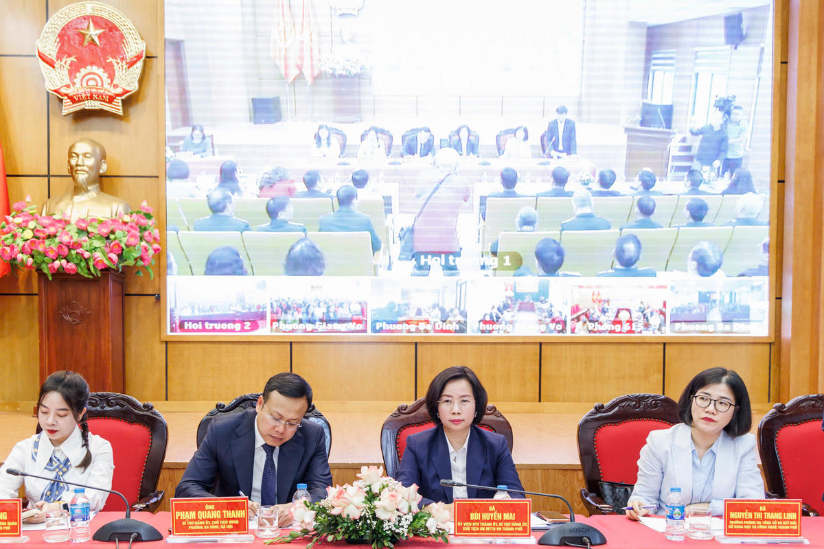 Các ứng cử viên đại biểu HĐND thành phố Hà Nội khóa XVII, nhiệm kỳ 2026-2031 (đơn vị bầu cử số 2) đã tiếp xúc cử tri tại các phường Ba Đình, Giảng Võ, Ngọc Hà. Ảnh: Quang Vinh