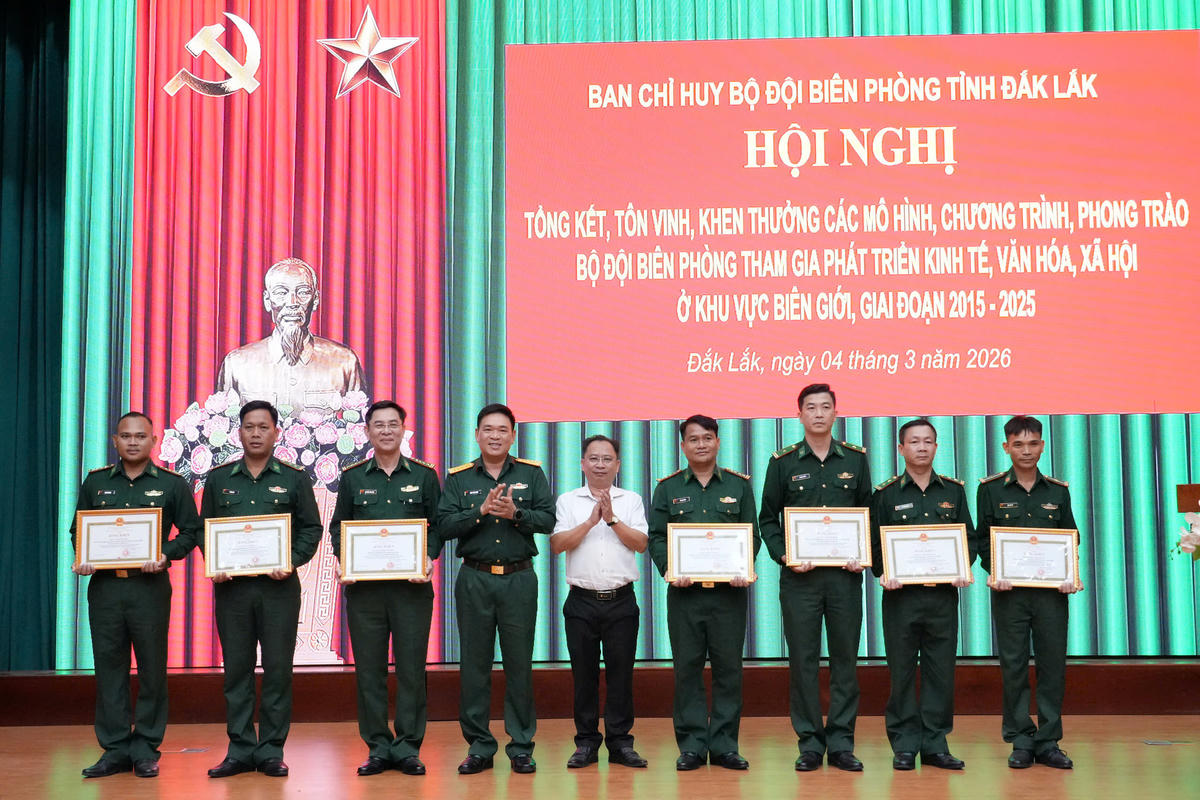Chính ủy Bộ Chỉ huy Quân sự tỉnh và lãnh đạo tỉnh trao Bằng khen của UBND tỉnh cho các cá nhân có thành tích trong giai đoạn 2015-2025. Ảnh:TA.