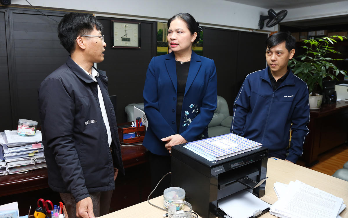 Hỏi thăm các cán bộ làm việc tại Ủy ban Kiểm tra Đảng ủy xã Nậm Sỏ, bà Hà Thị Nga chia sẻ về điều kiện cơ sở vật chất, khối lượng công việc cũng như các khó khăn khác.