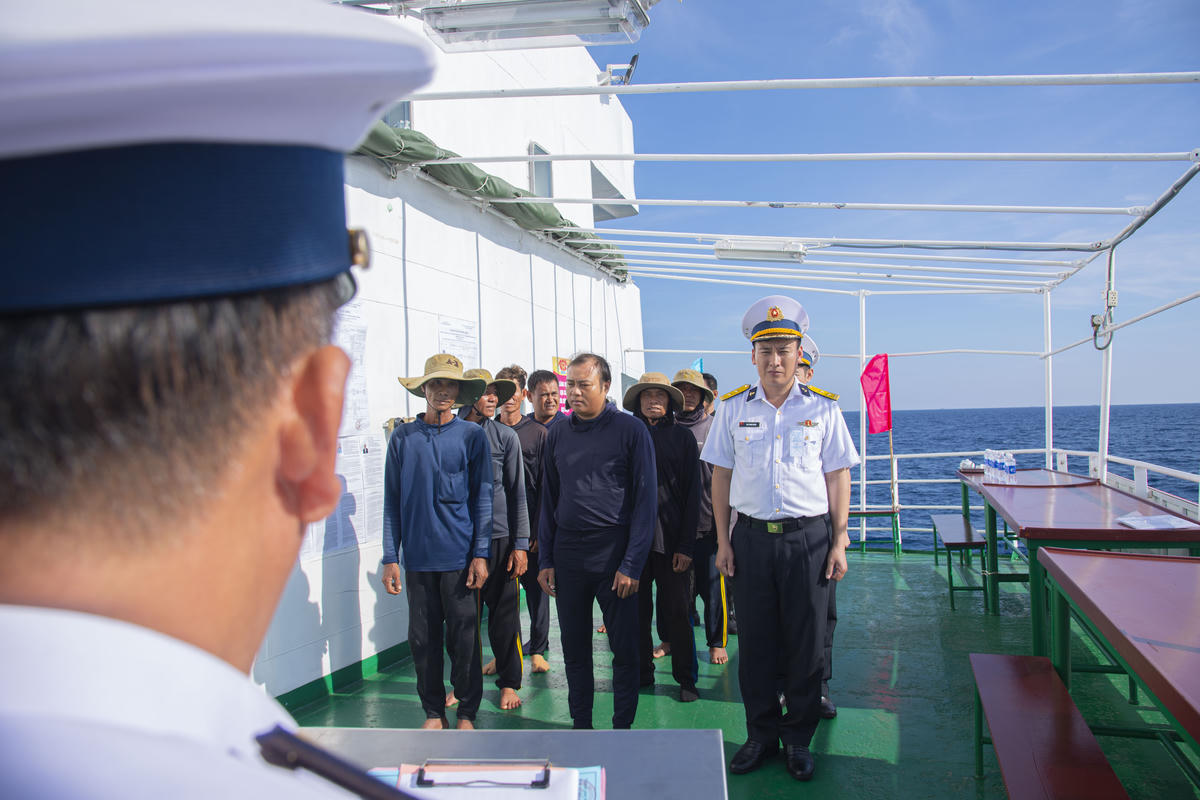 Các ngư dân lên tàu Trường Sa 04 nghe phổ biến quy chế và thực hiện quyền bầu cử. Ảnh: Văn Đường.&nbsp;