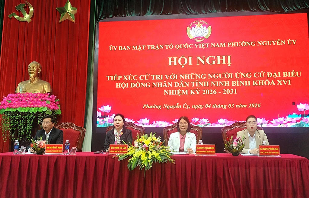 Phó Bí thư Thường trực Tỉnh ủy Đinh Thị Lụa cùng các ứng cử viên tại đơn vị bầu cử số 1. Ảnh: Phạm Hiền