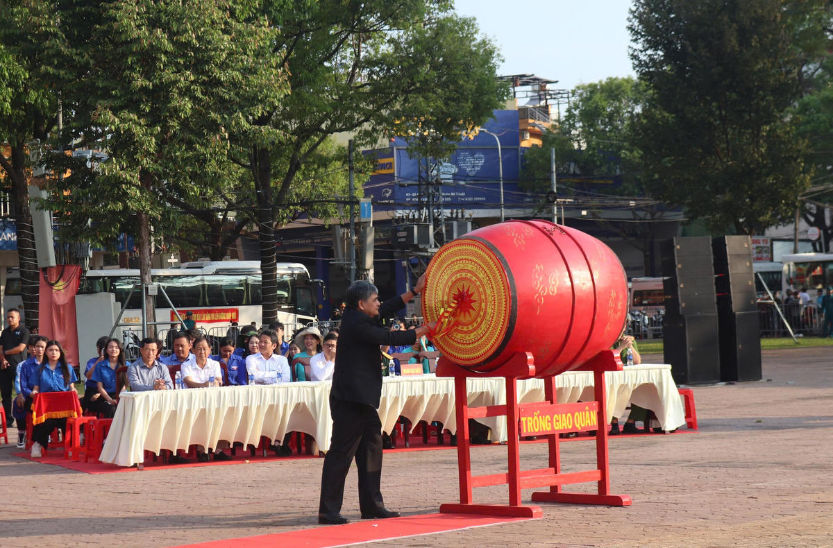 Lãnh đạo phường Buôn Ma Thuột đánh trống khai hội tòng quân. Ảnh:PD.