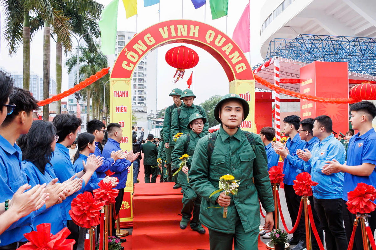 Các tân binh tại Thủ đô Hà Nội bước qua Cổng vinh quang lên đường nhập ngũ. Ảnh: Quang Vinh.