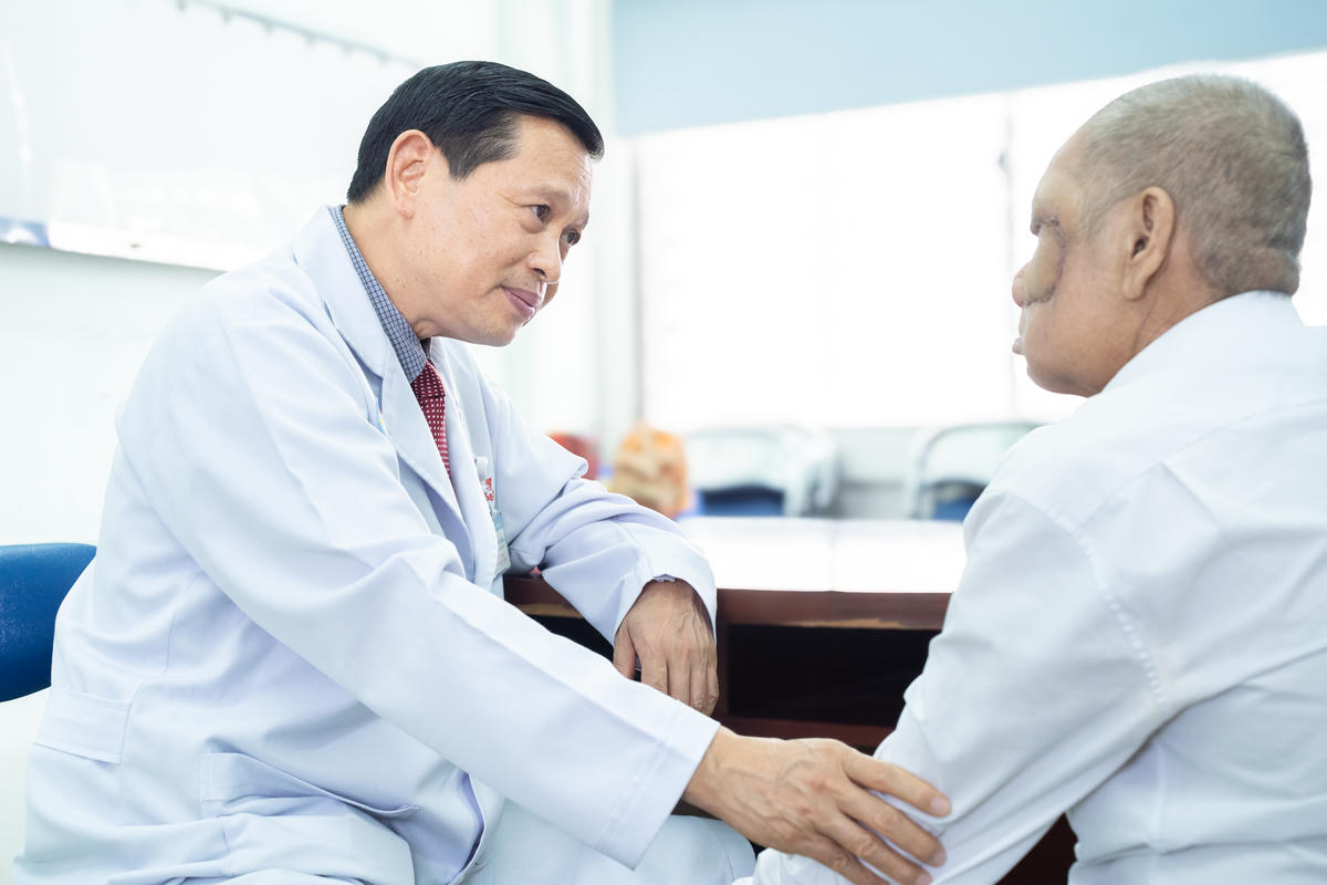 Bác sĩ thăm khám và theo dõi sức khỏe cho bệnh nhân. Ảnh: BV