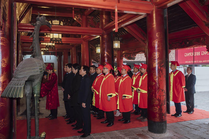 Các tân Tiến sĩ dâng hương tại Văn Miếu - Quốc Tử Giám (Hà Nội). Nguồn: opsa.hpu2.edu.vn