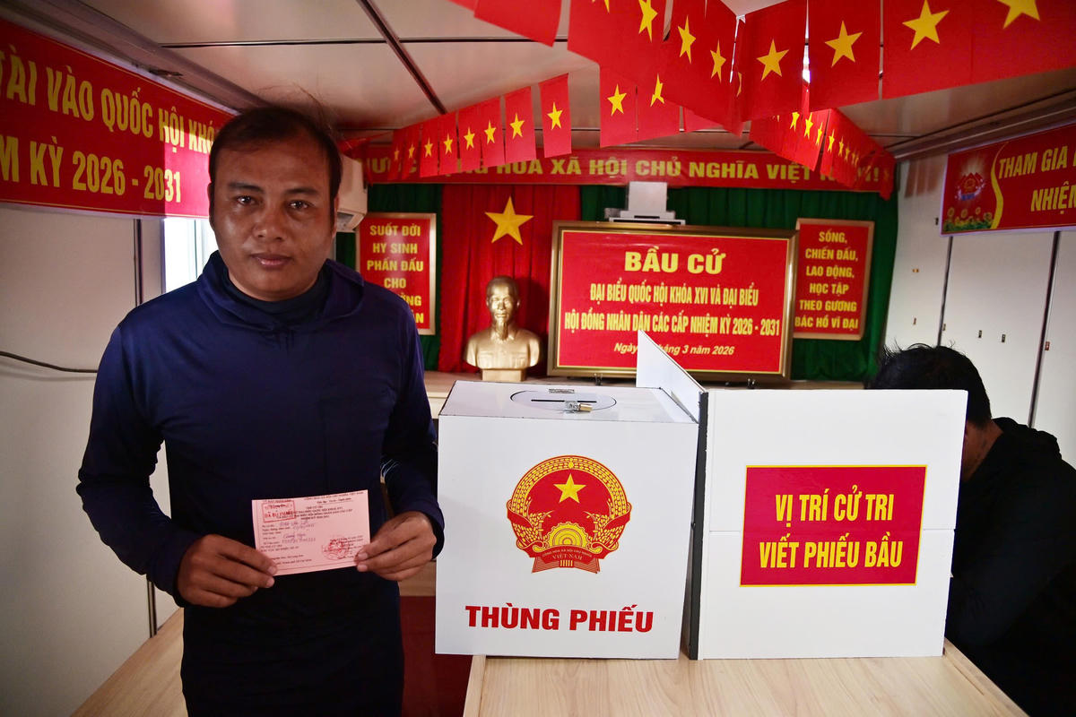 Ngư dân đánh bắt hải sản ngoài khơi thềm lục địa phía Nam bỏ phiếu bầu cử. Ảnh: Văn Đường.