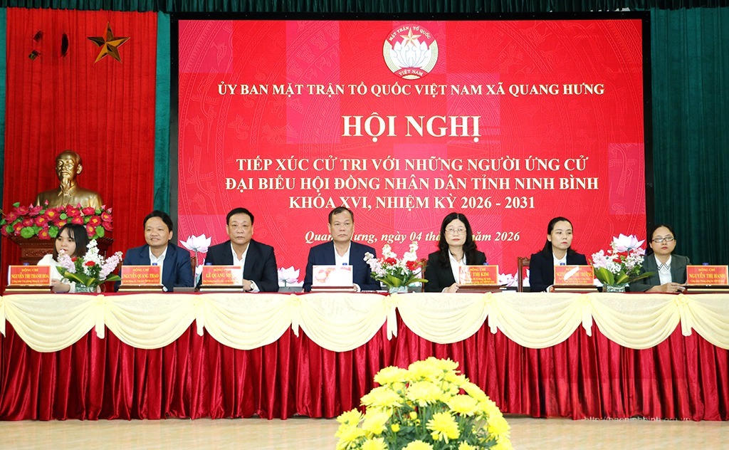 Phó Bí thư Tỉnh ủy, Chủ tịch HĐND tỉnh Lê Quốc Chỉnh cùng các ứng cử viên tại đơn vị bầu cử số 19. Ảnh: Văn Huỳnh