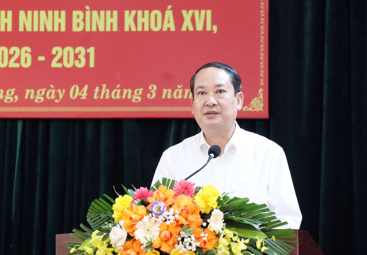 Ông Mai Văn Tuất - Phó Bí thư Tỉnh ủy, Chủ tịch Ủy ban MTTQ tỉnh Ninh Bình trình bày chương trình hành động trước cử tri. Ảnh: Trọng Hiếu.