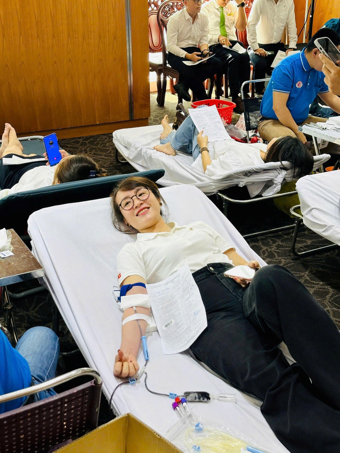 Đoàn viên Vietcombank tham gia hiến máu tại chương trình, mỗi giọt máu trao đi là một phần trách nhiệm với cộng đồng.