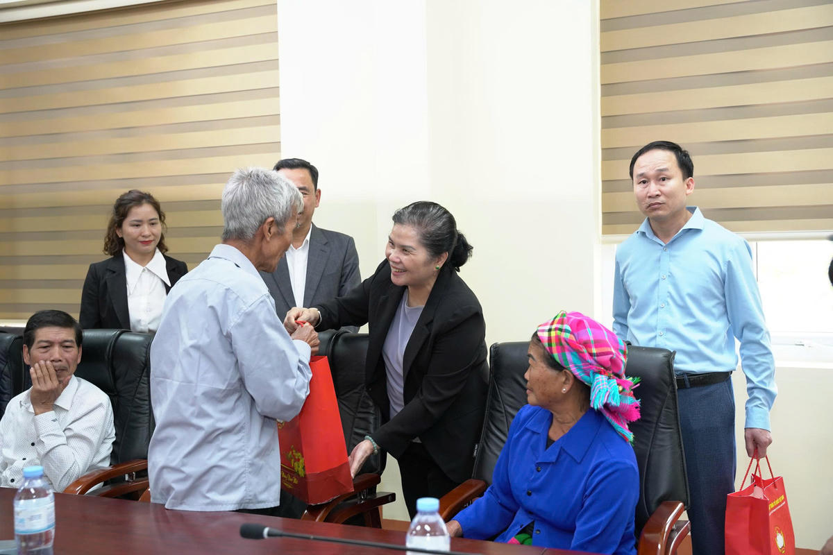 Chủ tịch HĐND tỉnh, Trưởng Đoàn đại biểu Quốc hội tỉnh Lai Châu Giàng Páo Mỷ tặng quà cho nhân dân xã Tân Uyên.