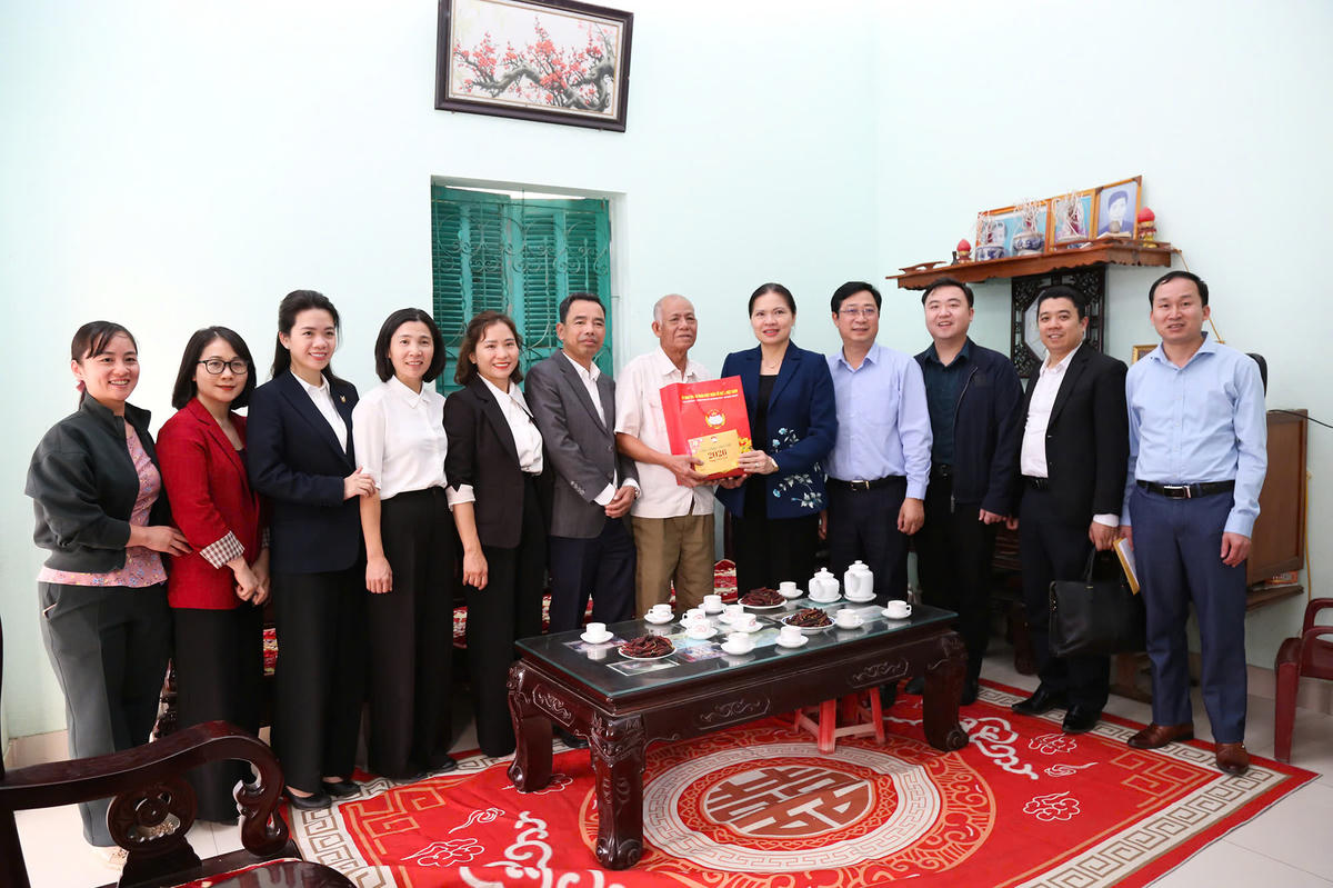 Phó Chủ tịch - Tổng Thư ký Ủy ban Trung ương MTTQ Việt Nam Hà Thị Nga thăm hỏi, động viên, tặng quà gia đình Trưởng ban Công tác Mặt trận khu dân cư thôn 2, xã Tân Uyên.