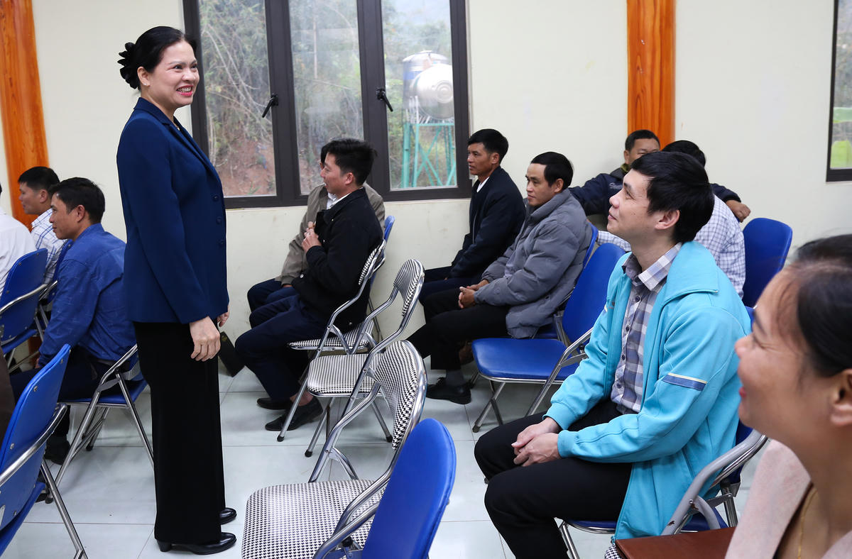 Bà Hà Thị Nga xuống từng hàng ghế hỏi han, bắt tay các cử tri đến dự.