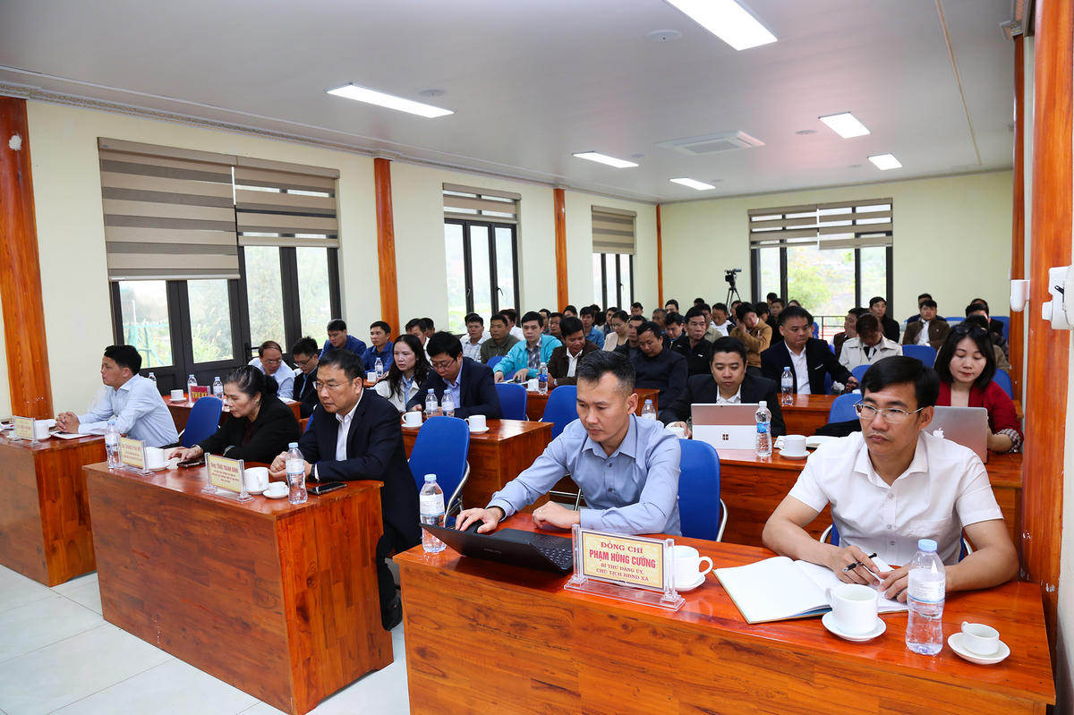 Đông đảo cử tri dự hội nghị.