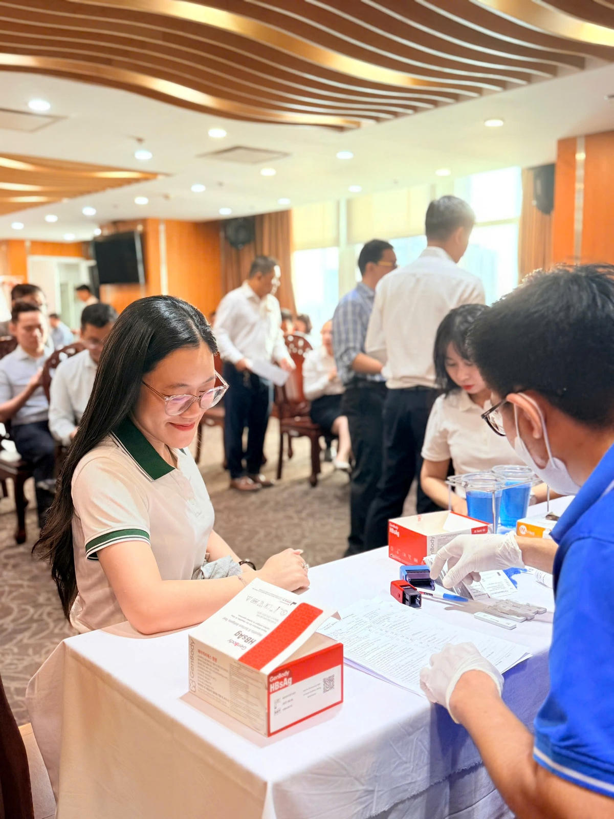 Cán bộ nhân viên Vietcombank thực hiện các bước kiểm tra sức khỏe trước khi tham gia hiến máu tình nguyện, bảo đảm an toàn theo quy định chuyên môn.