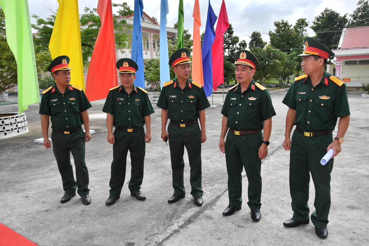 Thiếu tướng Nguyễn Văn Ngành kiểm tra công tác tổ chức Lễ giao, nhận quân năm 2026 tại Ban Chỉ huy Phòng thủ khu vực 6 – Ngọc Chúc và các đơn vị liên quan. (ảnh: Phương Vũ)