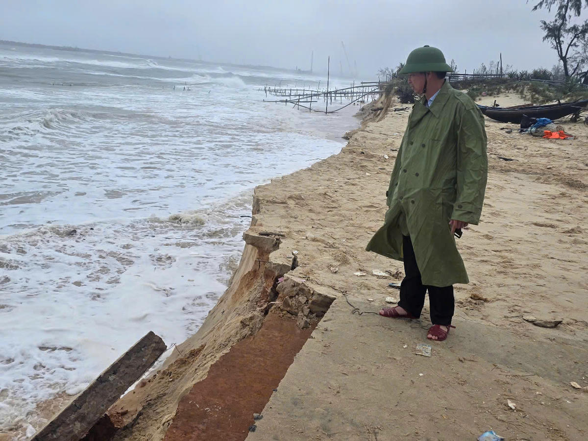 Quảng Trị: Sạt lở bờ biển do không khí lạnh và triều cường dâng cao