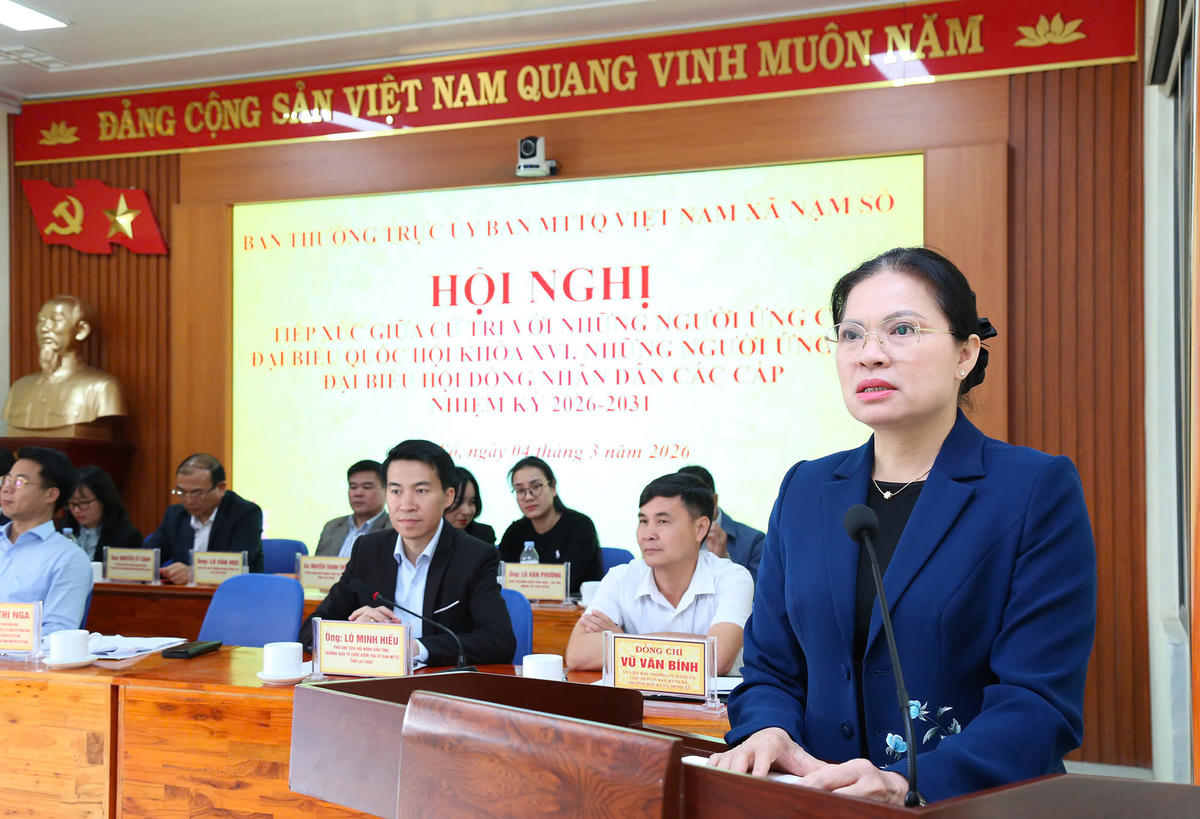 Phó Chủ tịch - Tổng Thư ký Ủy ban Trung ương MTTQ Việt Nam Hà Thị Nga trình bày chương trình hành động trước cử tri xã Nậm Sỏ.