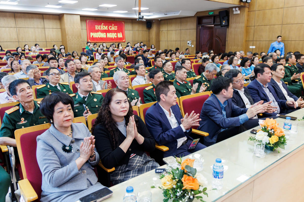 Quang cảnh hội nghị tiếp xúc cử tri. Ảnh: Quang Vinh