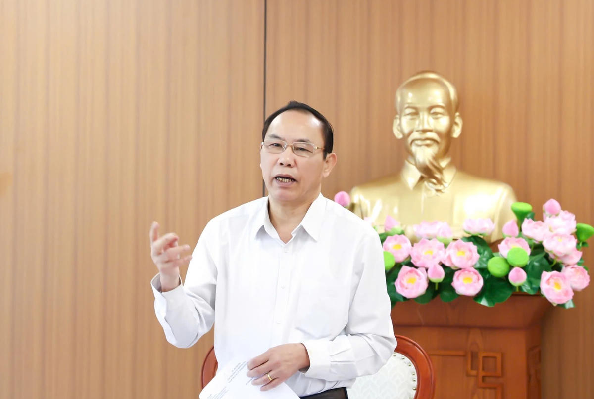 Ông Phùng Đức Tiến, Thứ trưởng Bộ Nông nghiệp và Môi trường phát biểu tại cuộc họp. Ảnh X.H