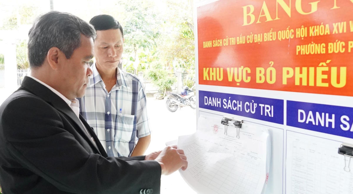 Bí thư Tỉnh ủy Quảng Ngãi Hồ Văn Niên kiểm tra niêm yết danh ứng cử viên ĐBQH khóa XVI. Ảnh: CV.