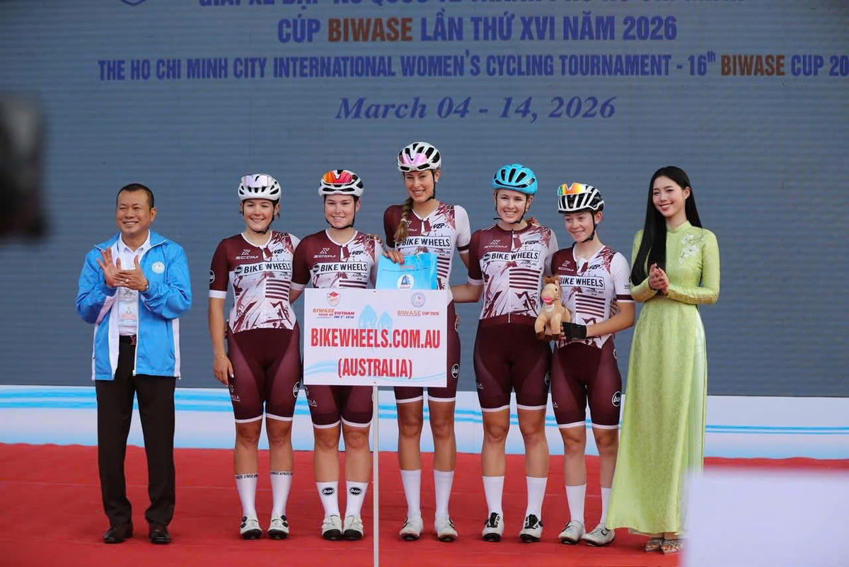 Á hậu 1 HHVN 2024 Trần ngọc Châu Anh cùng các vận động viên. Ảnh: Vân Anh.