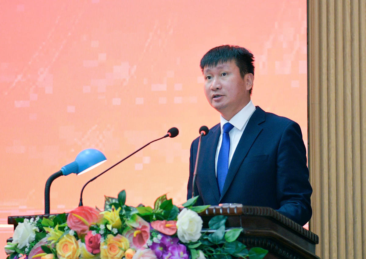 Bí thư Tỉnh ủy Ninh Bình Trần Huy Tuấn phát biểu tại kỳ họp. Ảnh: Trường Giang